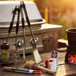 Les accessoires de réseaux vers le barbecue pour des grillades